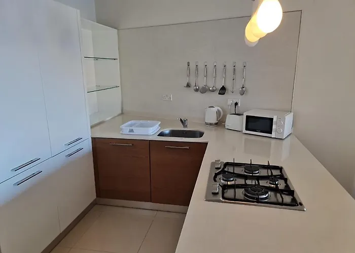 Seabreeze Waterfront Flat Апартаменты *