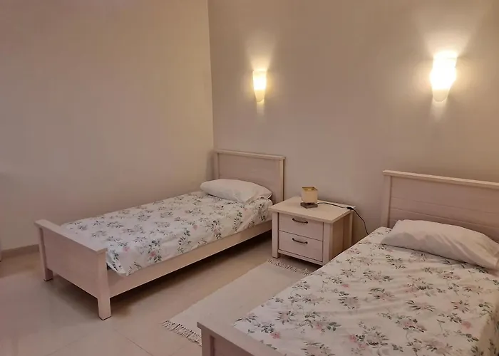 Апартаменты Seabreeze Waterfront Flat